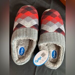 NWT Floopi Women’s Slippers/Shoes .New. Size 7-8